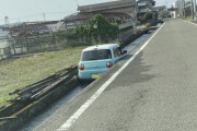 【画像】この側溝に落ちた車を助ける方法ｗｗｗｗｗｗｗｗｗ