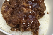 【悲報】セブンイレブン、ソースカツ丼から重要な要素を削除・・・・・・