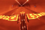 【動画】「トンネルパス」飛行機でトンネル内を猛スピードで飛行しギネス記録に。
