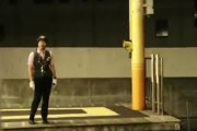 【悲報】女性駅員さん、撮り鉄にブチ切れるも「アハハ！」と笑われてしまう