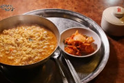 韓国人「韓国の伝説的ラーメン『喫茶店ラーメン』をご覧ください」→「こうして食べるのが本当に美味しい」　韓国の反応