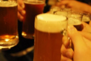【悲報】女子若手社員、飲み会で上司のグラスの水滴を拭いてしまう
