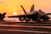夕暮れの東シナ海で米海軍空母「ジョージ・ワシントン」の飛行甲板から発艦するF/A-18Eスーパーホーネット！