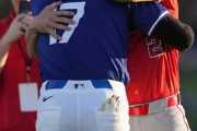 【朗報】大谷とトラウト、熱い抱擁を交わす