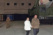 金正恩氏、娘連れで発射実験指導　「核には核で対抗」