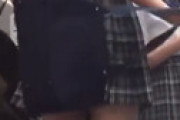 【動画】女子高生、バッグでス力一卜が捲り上がってうっかり見えてしまう・・ 奇跡の瞬間を捉えた動画が流出
