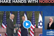 イスラエル訪問中のバイデン大統領…「空気中の何か」に握手を求める[海外の反応]