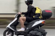 【動画】原付バイクさん、とんでもない方法でパトカーから逃亡してしまう
