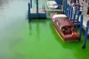 【悲報】環境活動家、またやらかす。ベネチアの運河が蛍光色に