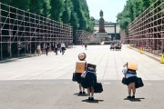 靖国神社の参道を横切る児童が英霊に一礼する写真が話題　3/30