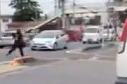 【動画】 名古屋の路上で車の前に飛び出し絡みまくる気狂いを捉えた衝撃動画が話題に