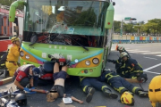 【悲報】バイクごとバスに衝突した女性、フロントボディに両脚が突き刺さる