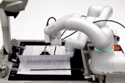デンソーと日立､自動で押印する画期的なロボットを開発