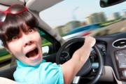 女っておかしな運転する人が多くないか？