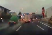 【動画】雨の中もの凄いスピードで爆走するトラックさん、無事、急カーブで事故る