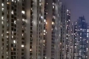 1週間以上のロックダウンに高層マンションの住人が発狂してしまう。（上海）