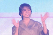 秋元真夏さん、ガルアワのランウェイでズッキュンを披露！！！【元乃木坂46】