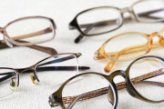 母の還暦祝いにチェーンじゃない眼鏡屋さんに下見に行った。女性店員「うちは高いですよ？もっと安いお店がありますよ？」