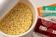 カップ麺「このスープは後入れで蓋の上で温めて！かやくとスープは先入れ！」