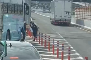 【動画】高速道路で事故渋滞に巻き込まれたバス、ヤバすぎる方法で渋滞回避ｗｗｗｗｗ