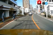 【動画】チャリで爆走中の女さん、歩道のオッサンに跳ね返されて自滅してしまう