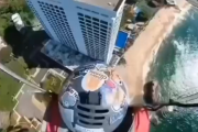 【動画】陽キャ、パラシュートでビルの屋上に着地してしまった結果ｗｗｗ
