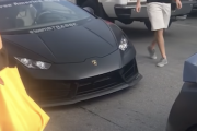 一時のテンションに任せてランボルギーニのフロントに乗った男！！