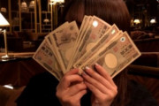 【犯行映像】ま～んさん、男の財布から金を抜き取る瞬間を晒される【→動画像】