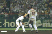 【阪神対巨人21回戦】巨人・岡本、滑って尻もち・・・