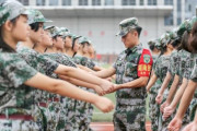 中国、新学期を前に高校生を対象とした軍事訓練を実施！