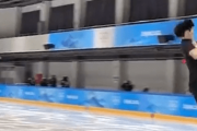 オリンピックのボランティアとして仕事に来たら、捻挫した足首で羽生結弦がクレイジーなコンボジャンプをしていた