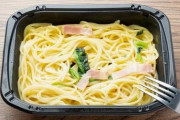 京都の嵐山で冷凍パスタをそのままチンして1680円で提供する店が見つかる