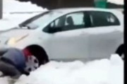 海外「玄関前の荷物を盗もうとするも家主に見つかり、車で逃げようとするが雪にはまって動けなくなる男」