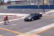 【動画】チャリの人が激しくはねられてしまう轢き逃げ事件。