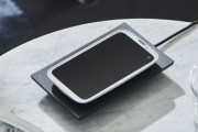 バルミューダフォン専用のワイヤレス充電器が発売！　専用設計で8800円