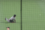 【悲報】巨人の外野、1イニングで全員やらかす