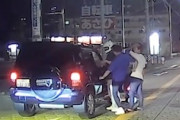 【愛知】何があった。交通トラブルで女性運転手に暴行を加える3人組が撮影される。
