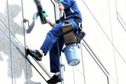 【悲報】 ワイ清掃員、今日はタワマンの窓をふきふきして日給1万円