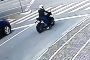 ブラジル極悪すぎ。信号待ちのライダーがバイクどころか色々と奪われかける動画。