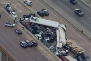テキサス州のハイウェイで130台以上が絡む多重衝突事故、ハンヴィー積車も巻き込まれる(動画)！