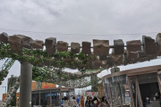 【画像あり】大阪万博の石の休憩所、ネットが掛けられていたｗｗｗｗｗｗｗｗｗｗｗ