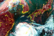 人が飛ばされるほど…時速２００キロの台風８号、２６日に韓半島へ[韓国ネット民]台風さん、ここは直進禁止地域です！右折してください