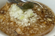 ラーメンに玉ねぎのみじん切りを入れてる店wwwwwwwww