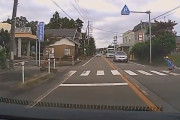 海外「日本の女子小学生は最高だぜ！いや違うそういう意味じゃないぞ！」交通ルールを守るドライバーと幼女の動画（海外の反応）