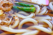 【画像】関東のうどん、さすがに醤油入れすぎだと話題にwwwww