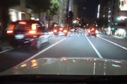 【動画】男さん、タクシーにイライラしすぎてクラクションを鳴らしまくる