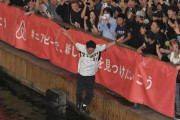 道頓堀に飛び込むファン出現！阪神日本一で胴上げ！六甲おろし合唱！カオスに
