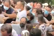 【動画】中国、感染拡大で全市民検査、我先にと市民殺到！押し合いへし合い大混乱！