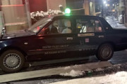 東京大雪。スリップして坂道をまったく登れないタクシーの映像。