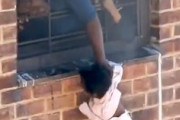【動画】柵で逃げれない火災から生後7か月の赤ちゃんを救った18歳の少女。